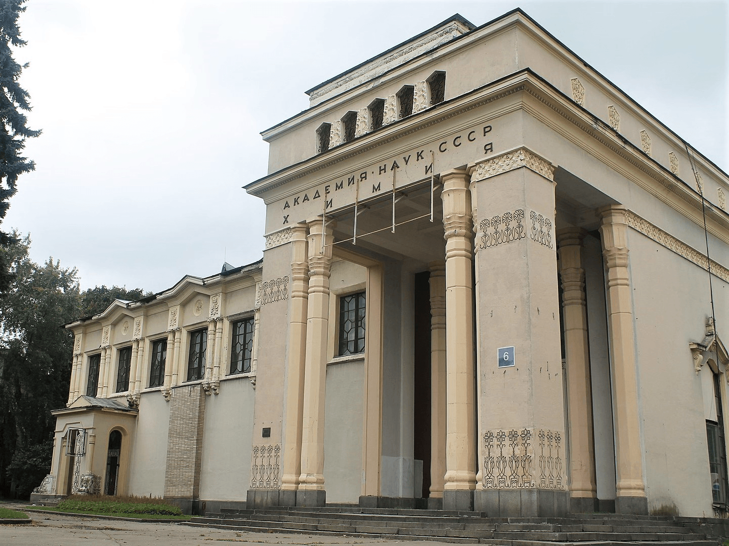 Памятники архитектуры: Храм Христа Спасителя, Петропавловский собор, здание  МГУ и другие.